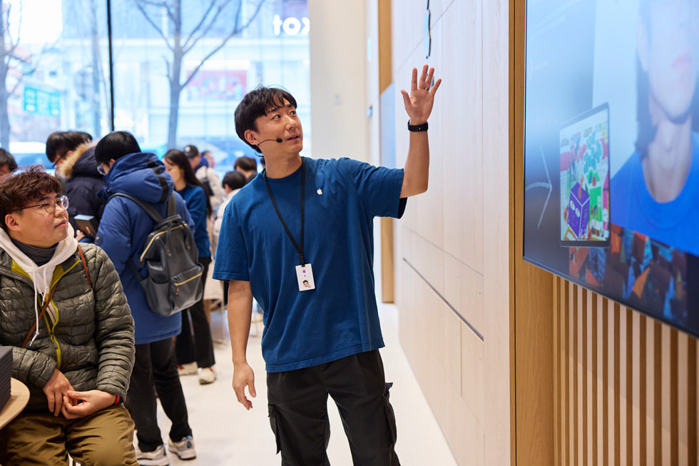 Un miembro del equipo guía a los clientes por la sesión Estudio Pop-up de Today at Apple con Beenzino.