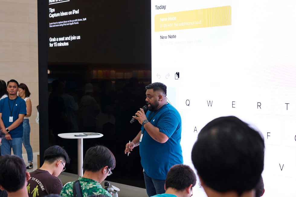Pelanggan dan anggota tim Apple di sesi iPad pada Apple The Exchange TRX.