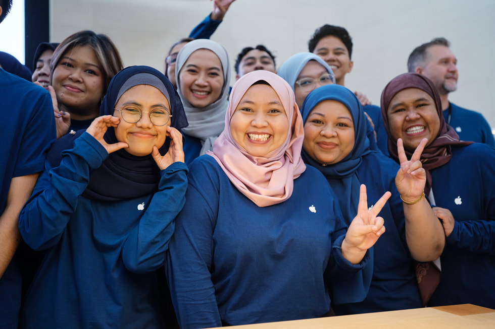 Anggota tim di Apple The Exchange TRX berpose untuk foto bersama.