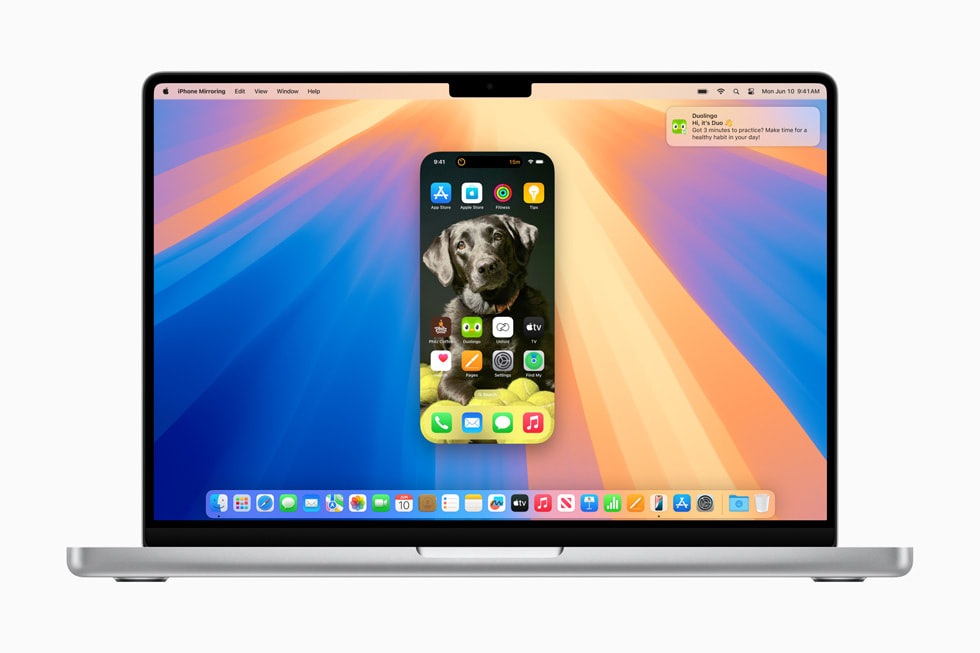 Nh? tính n?ng Ph?n Chi?u iPhone, ng??i dùng có th? dùng iPhone 15 Pro kh?ng c?n k?t n?i day ngay t? màn hình máy tính MacBook Pro.