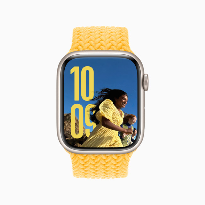 Apple Watch Series 9 的「照片」錶面顯示一個(gè)身穿黃色裙子的人。