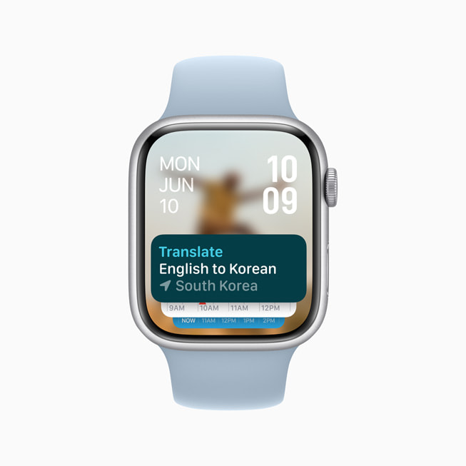 Apple Watch Series 9 上的「翻譯」app 會(huì)提示使用者開始從英文翻譯成韓文。