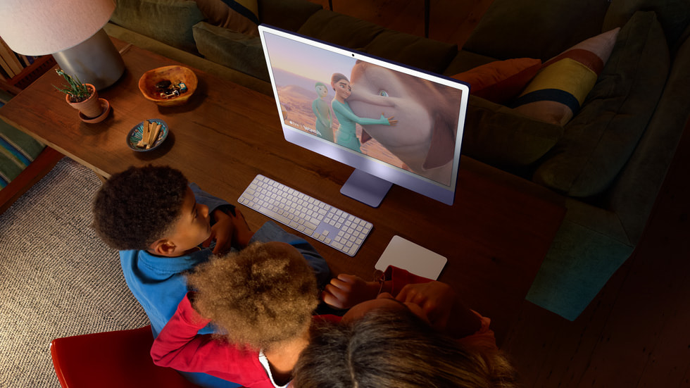 ü? ki?i iMac’te bir animasyon filminden bir sahne izliyor.