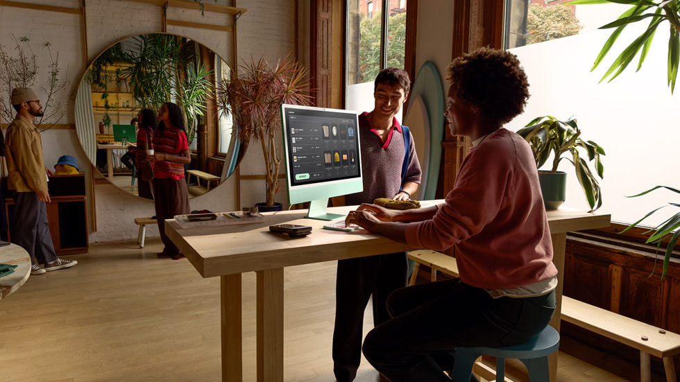 iMac bir i?letmenin vitrininde g?rülüyor.