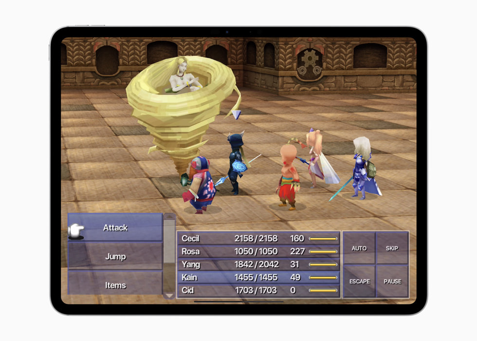 Jalan permainan FINAL FANTASY IV (3D REMAKE) ditampilkan di iPad Pro 13 inci.