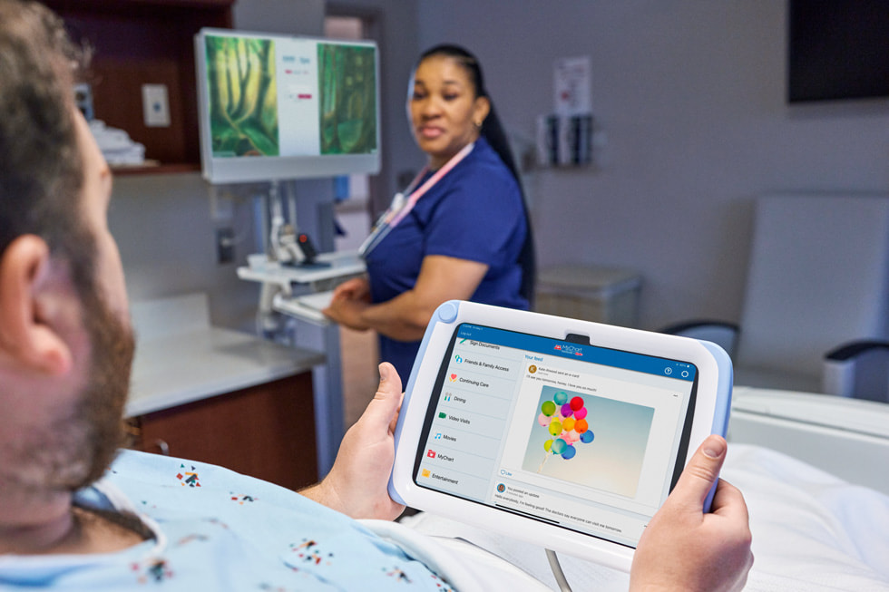 Pasien menggunakan aplikasi MyChart di iPad dari ranjang di Emory Hillandale Hospital.