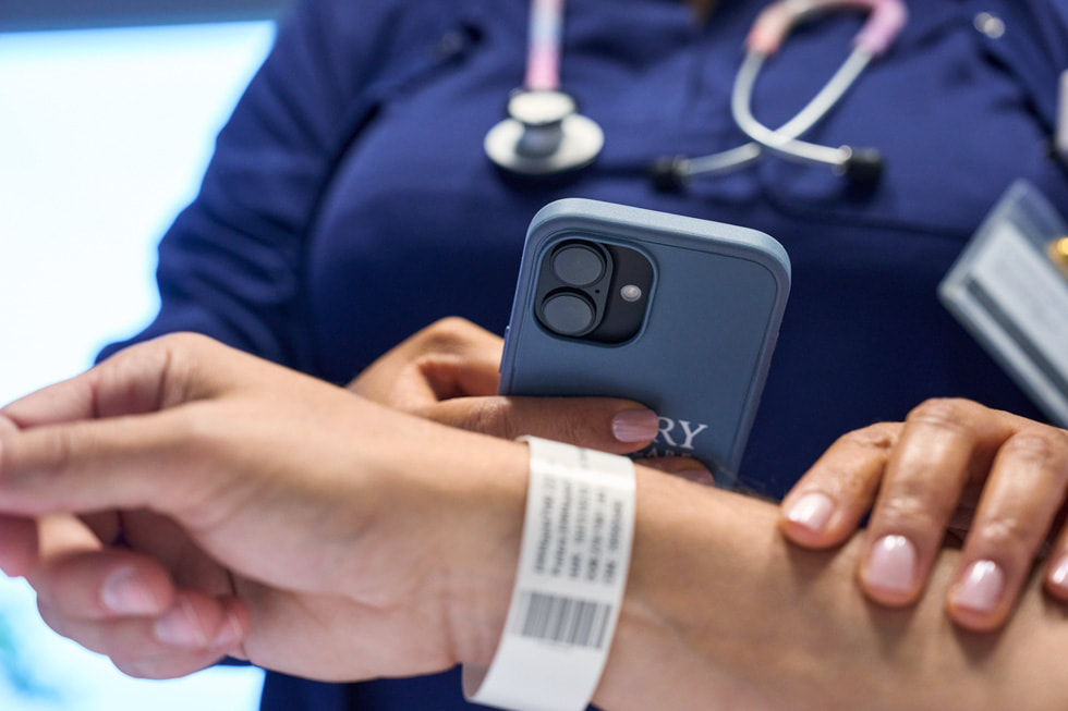 Anggota tim perawatan memindai gelang ID pasien di Emory Hillandale Hospital.