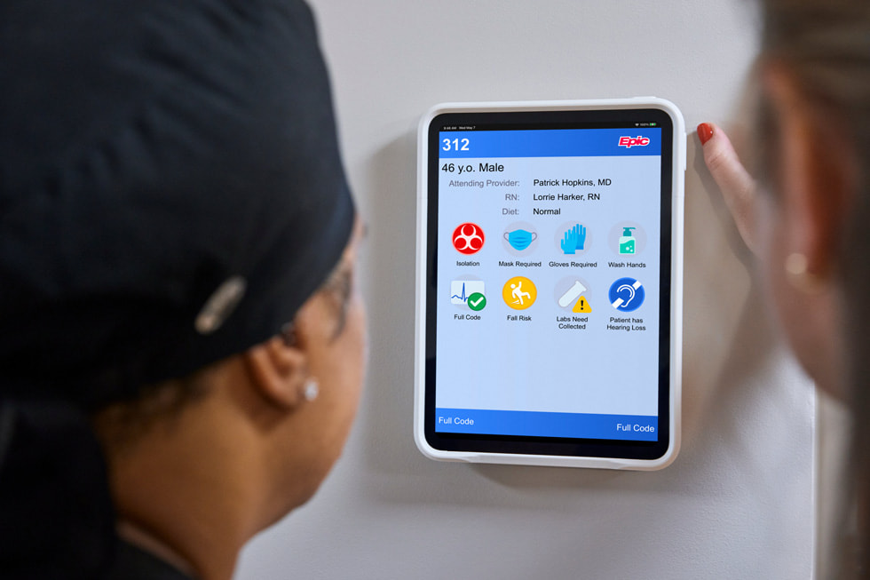 iPad yang dipasang di luar kamar pasien di Emory Hillandale Hospital.