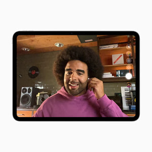 Ein Bild mit einer Person, die AirPods tr?gt.