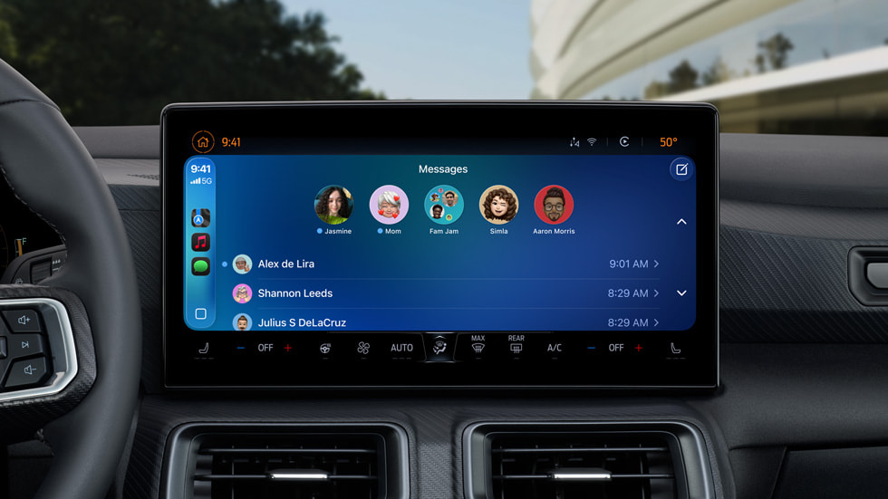 Pinned conversations in Messages are shown in CarPlay.