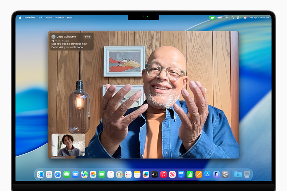Ein FaceTime Bildschirm mit Live übersetzung auf einem 16" MacBook Pro.