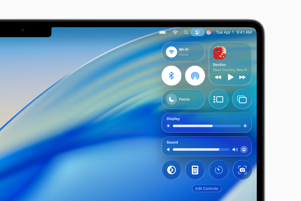 Das Kontrollzentrum eines 16" MacBook Pro mit dem neuen Design in macOS Tahoe.