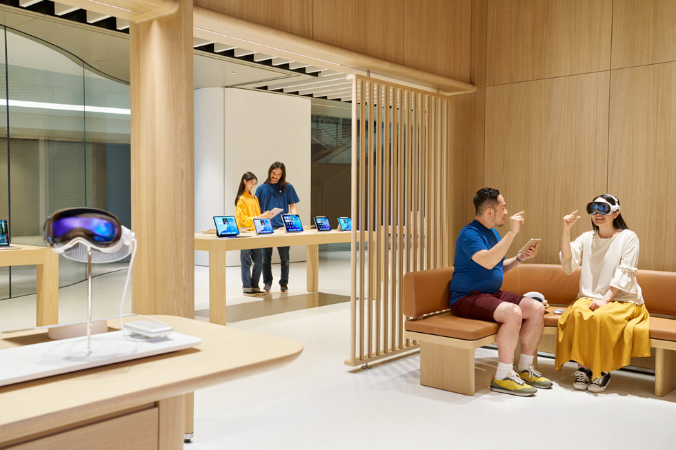 Apple 梅田で、Apple Vision Proについてお客様のお手伝いをしているAppleチームメンバー。