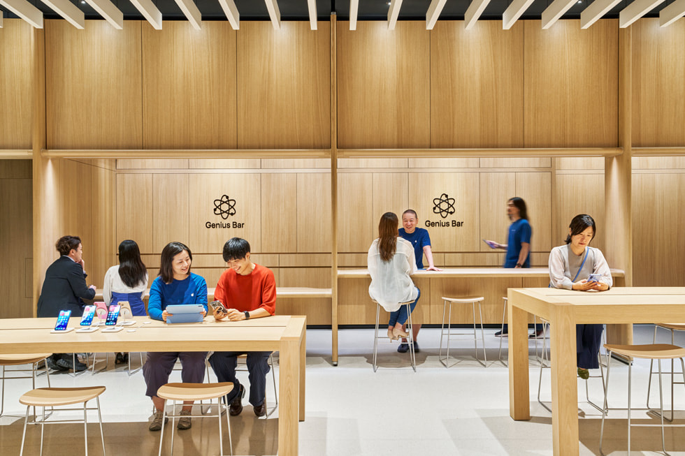 Apple 梅田の店內(nèi)にあるGenius Bar。