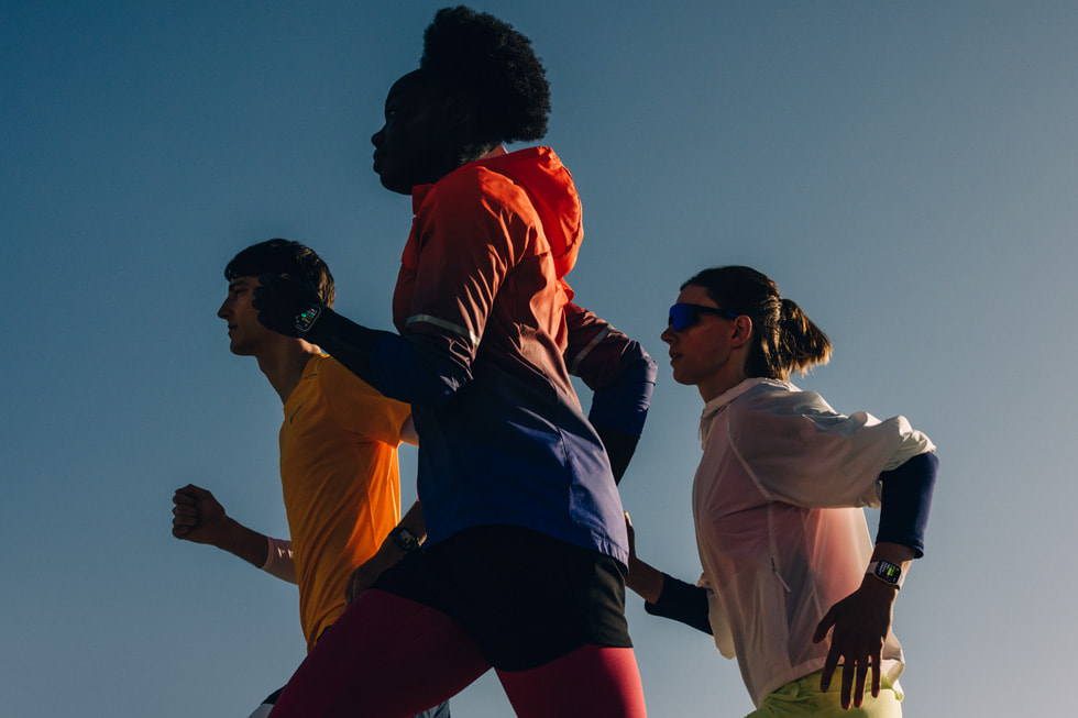 Drie mensen die buiten hardlopen met Apple?Watch Series?11.