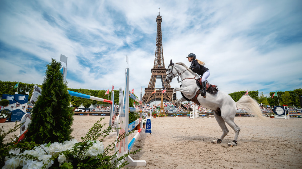 沉浸式影片《Experience Paris》中巴黎馬術比賽的畫面。