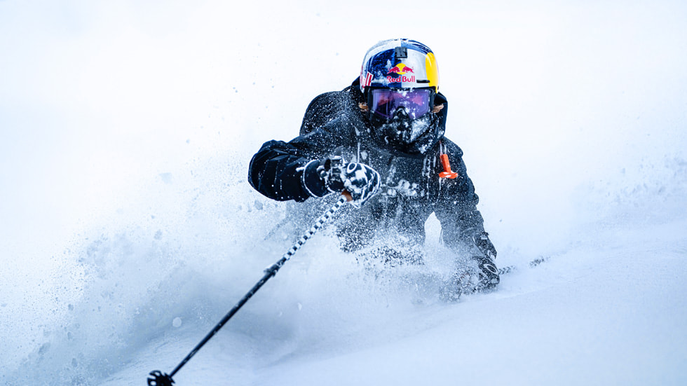 《World of Red Bull》第一集〈Backcountry Skiing〉的自由滑雪好手畫面。