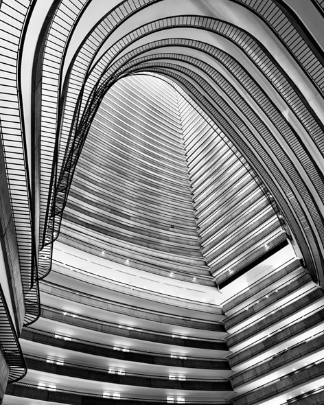 Una foto en blanco y negro del imponente atrio dentro de un icónico hotel de Atlanta. Foto tomada con un iPhone 16 Pro Max por Stephen Vanasco.