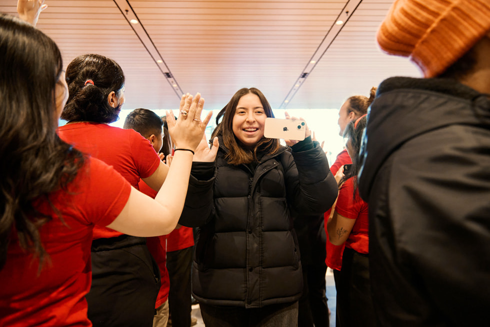Nh?ng khách hàng ??u tiên b??c vào Apple Pacific Centre m?i t?i Vancouver, Canada.
