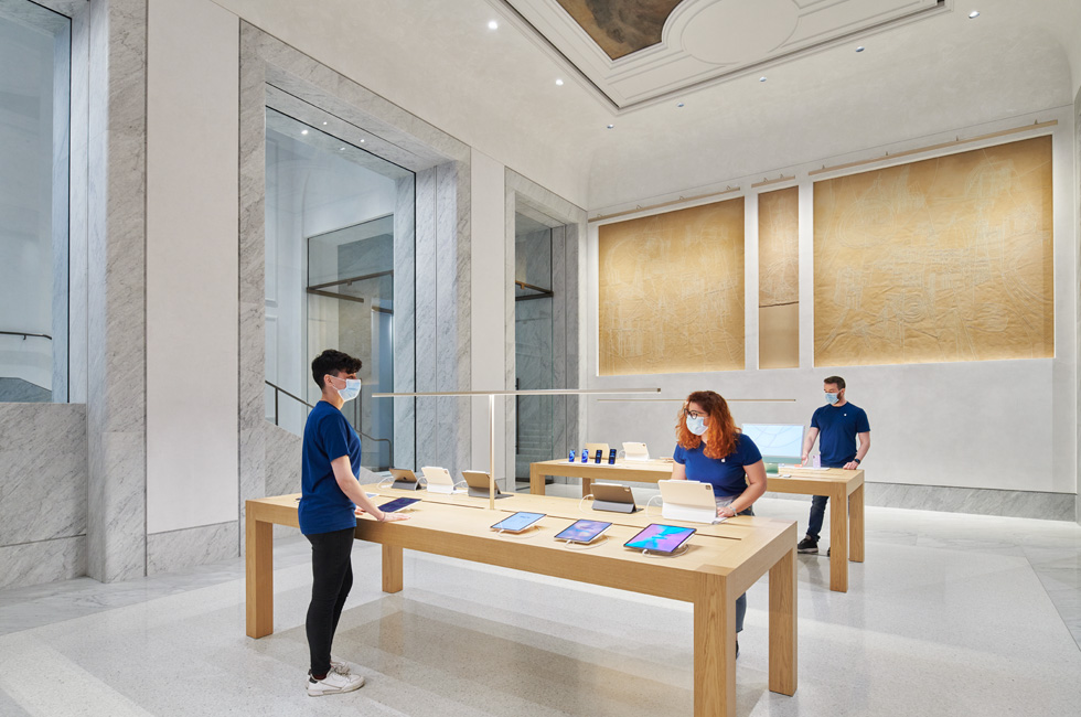 Apple Via del Corso team members setting up the store.