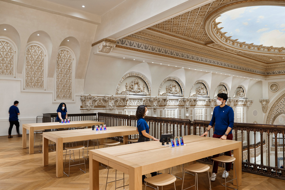 Apple Tower Theatre’?n balkonunda bulunan Genius Bar.