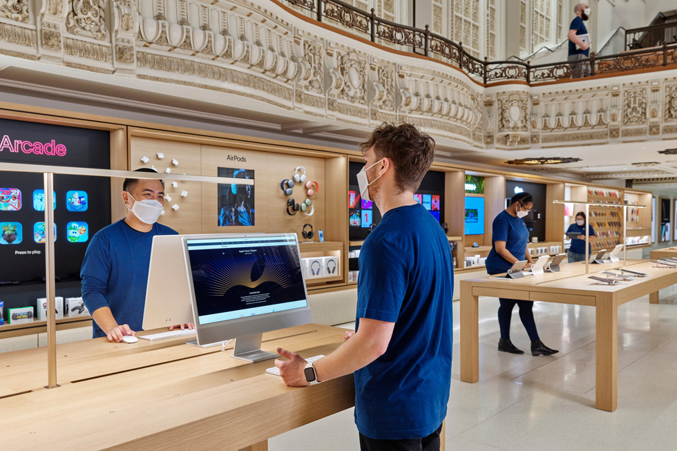 Apple Tower Theatre sat?? ekibi üyeleri iMac ve iPad istasyonlar?nda.