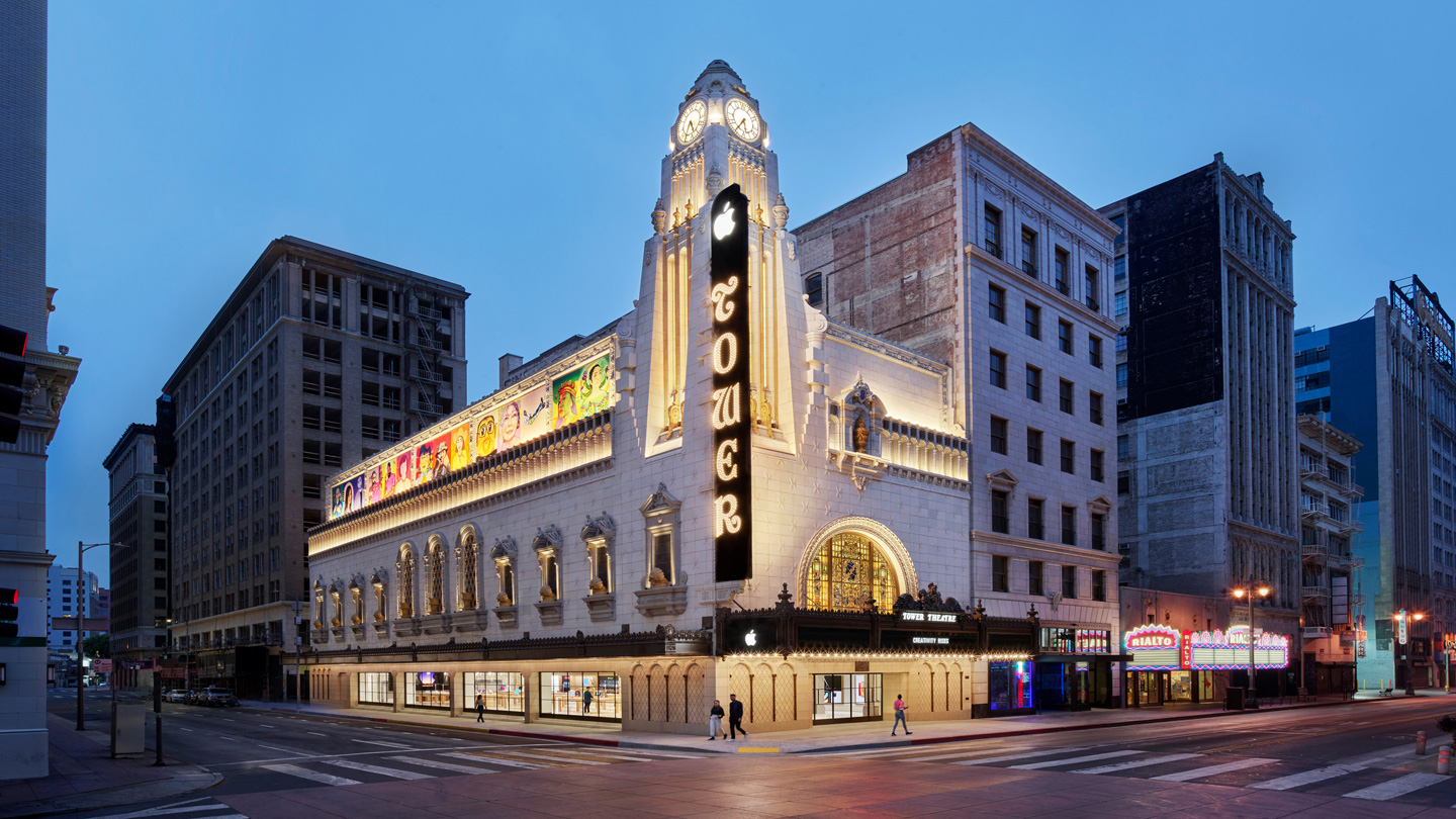 Apple Tower Theatre’?n sokaktan g?rünümü.
