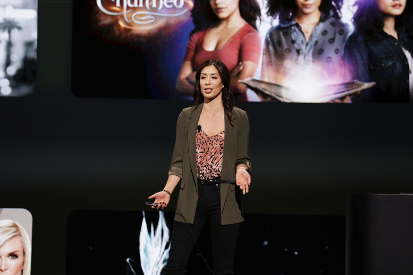 Cindy Lin Steve Jobs Theater’?n sahnesinde yeni Apple TV uygulamas?n? g?steriyor.
