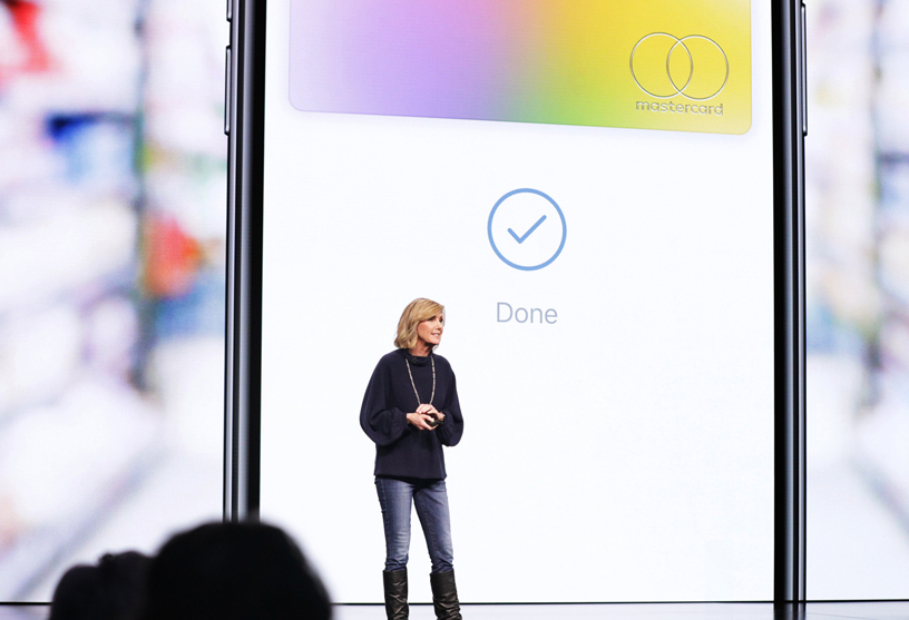 Jennifer Bailey Steve Jobs Theater’?n sahnesinde.