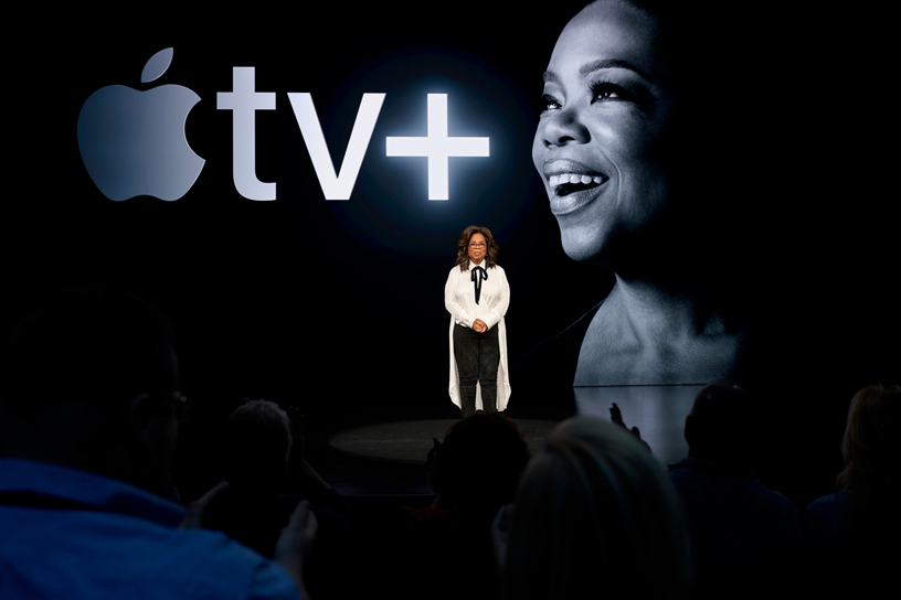 Oprah Steve Jobs Theater’?n sahnesinde.