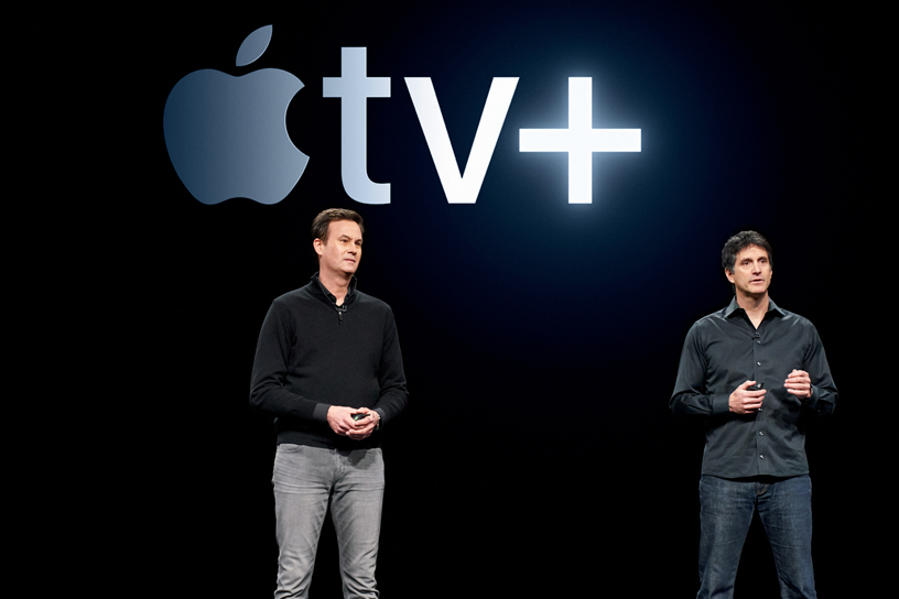 Zack Van Amburg ve Jamie Erlicht Steve Jobs Theater’?n sahnesinde Apple TV+ servisini tan?t?yor. 