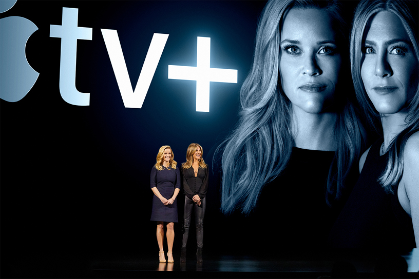 Reese Witherspoon ve Jennifer Aniston Steve Jobs Theater’?n sahnesinde.