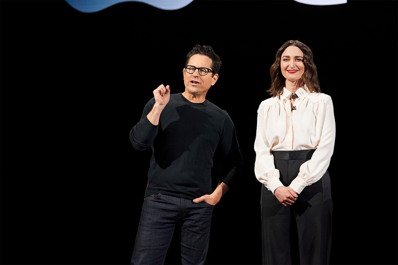 J.J. Abrams ve Sara Bareilles Steve Jobs Theater’?n sahnesinde.