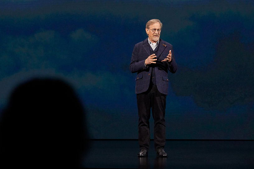 Steven Spielberg Steve Jobs Theater’?n sahnesinde.