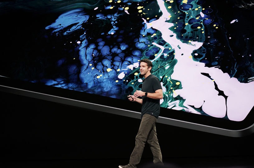 John Ternus sahnede iPad Pro g?rselinin ?nünde.