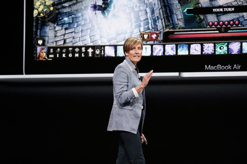 Laura Legros sahnede yeni MacBook Air’i tan?t?yor.