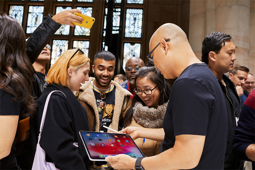 Yeni iPad Pro ile birlikte Keynote konuklar? ve bir Apple ekip üyesi. 