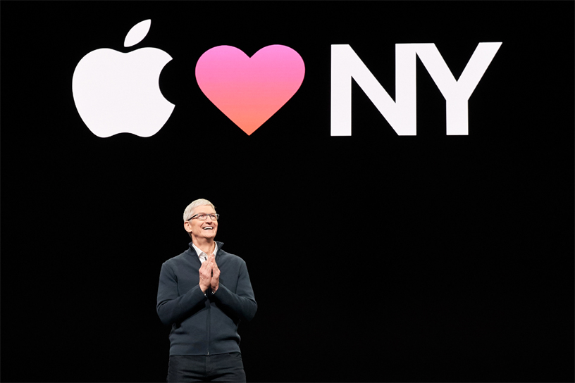 Tim Cook, Brooklyn Müzik Akademisi’nde sahnedeki yerini ald?.