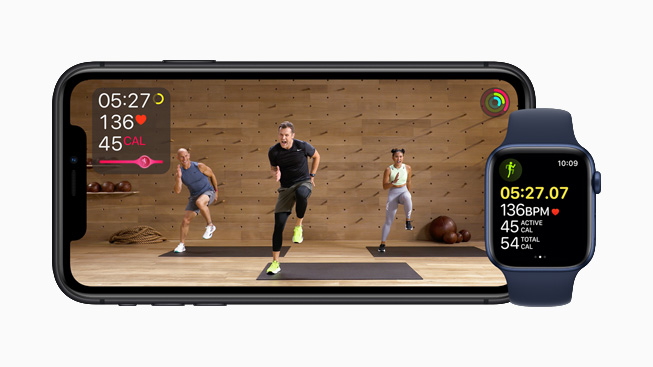 iPhone 11 Pro ekran?nda Apple Fitness+’ta bir stüdyo antrenman? g?rülüyor.