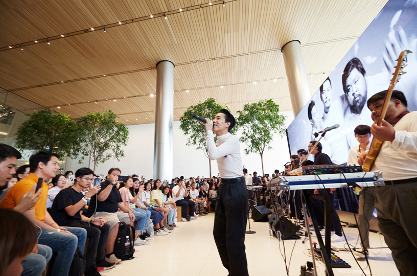Taylandl? müzik grubu Polycat’in Apple Iconsiam’daki performans?.