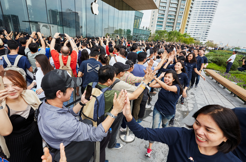 Mü?teriler Apple Iconsiam’?n ?nünde s?rada bekliyor.