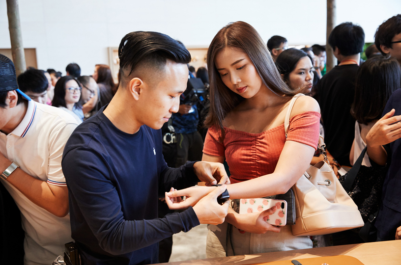 Apple Iconsiam’da mü?teriler ve Apple ekibinin üyeleri.
