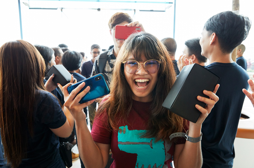 ?lk mü?teriler Apple Iconsiam’a giriyor.
