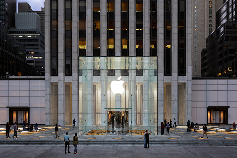 ?????? ?????? ??????? ???????? ??????? ?? ???? Apple Fifth Avenue.