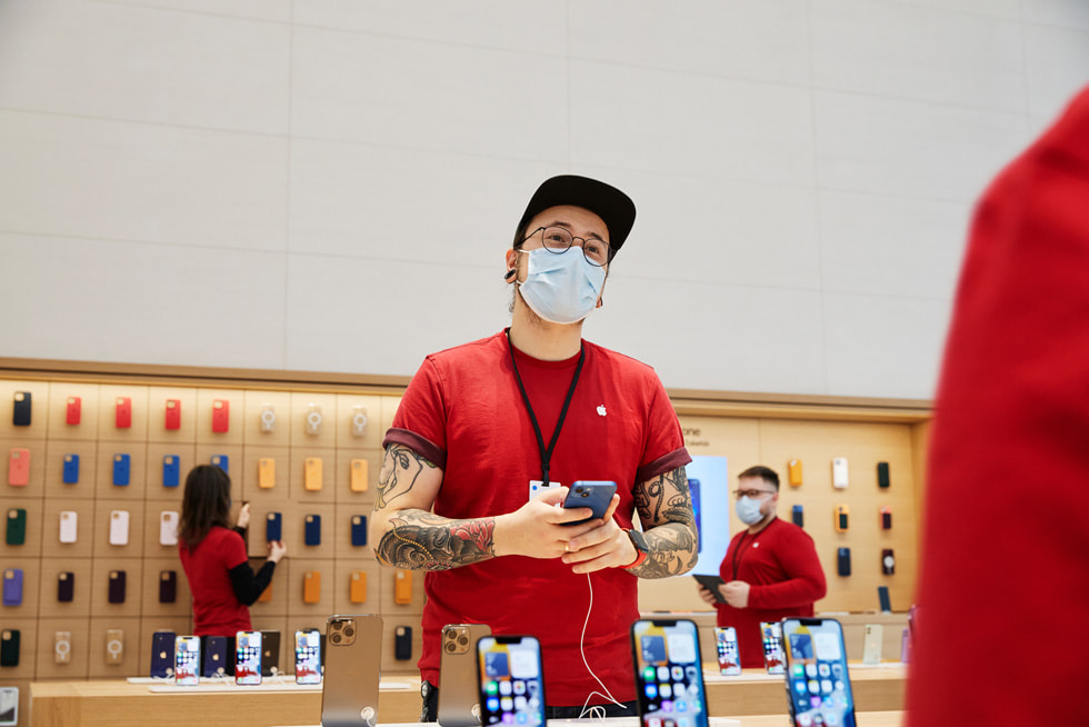 Un miembro del equipo de Apple Rosenthaler Stra?e prepara las mesas de exhibición del iPhone.