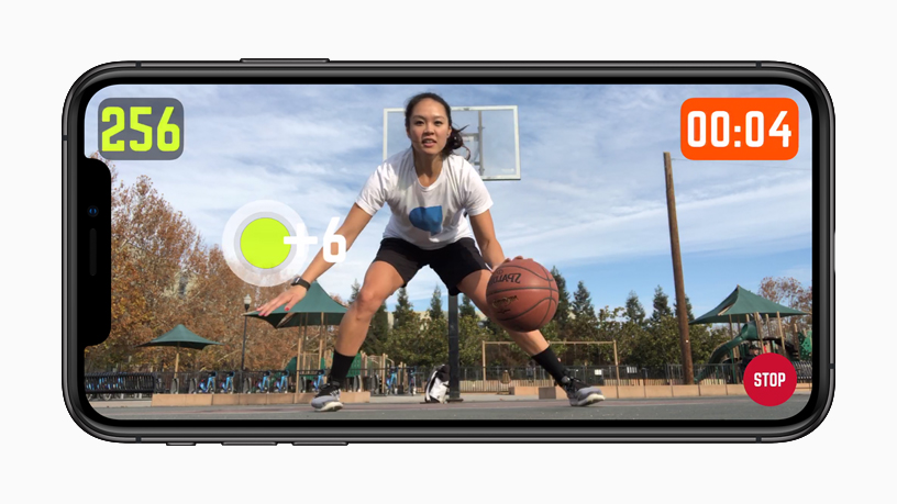 HomeCourt AR deneyimini g?steren iPhone XR.