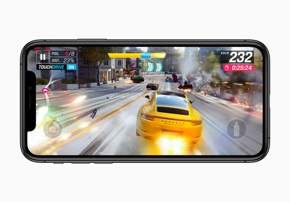 iPhone XS ekran?nda “Asphalt 9: Legends” oyunundan bir araba yar??? sahnesi.