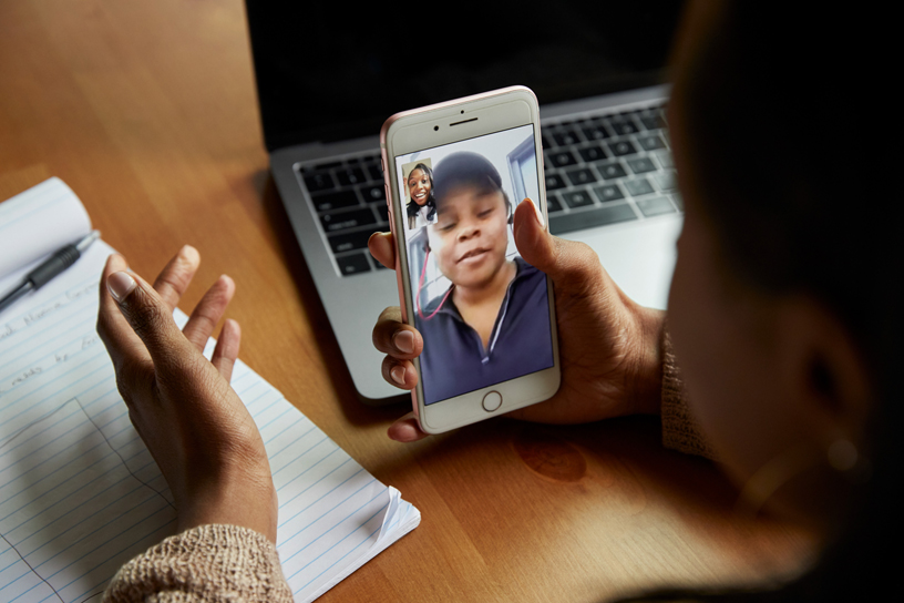 Erika Hairston, k?z karde?i Kimmy ile FaceTime’? kullan?yor.