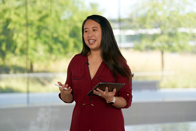 Jenny Chen, WWDC20’de iPad Pro’ya el yaz?s?yla yazmay? g?steriyor. 