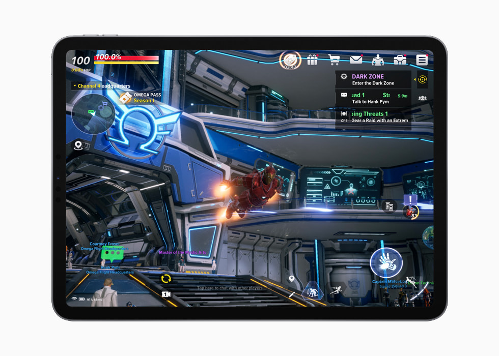 Gümü? rengi iPad Pro’da ?al??an MARVEL Future Revolution.